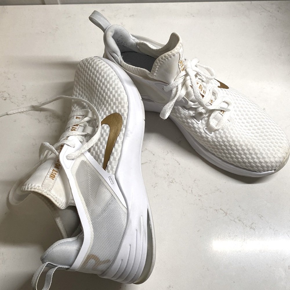 Nike Women's Air Max Bella Trainer 2 Sneaker size 8